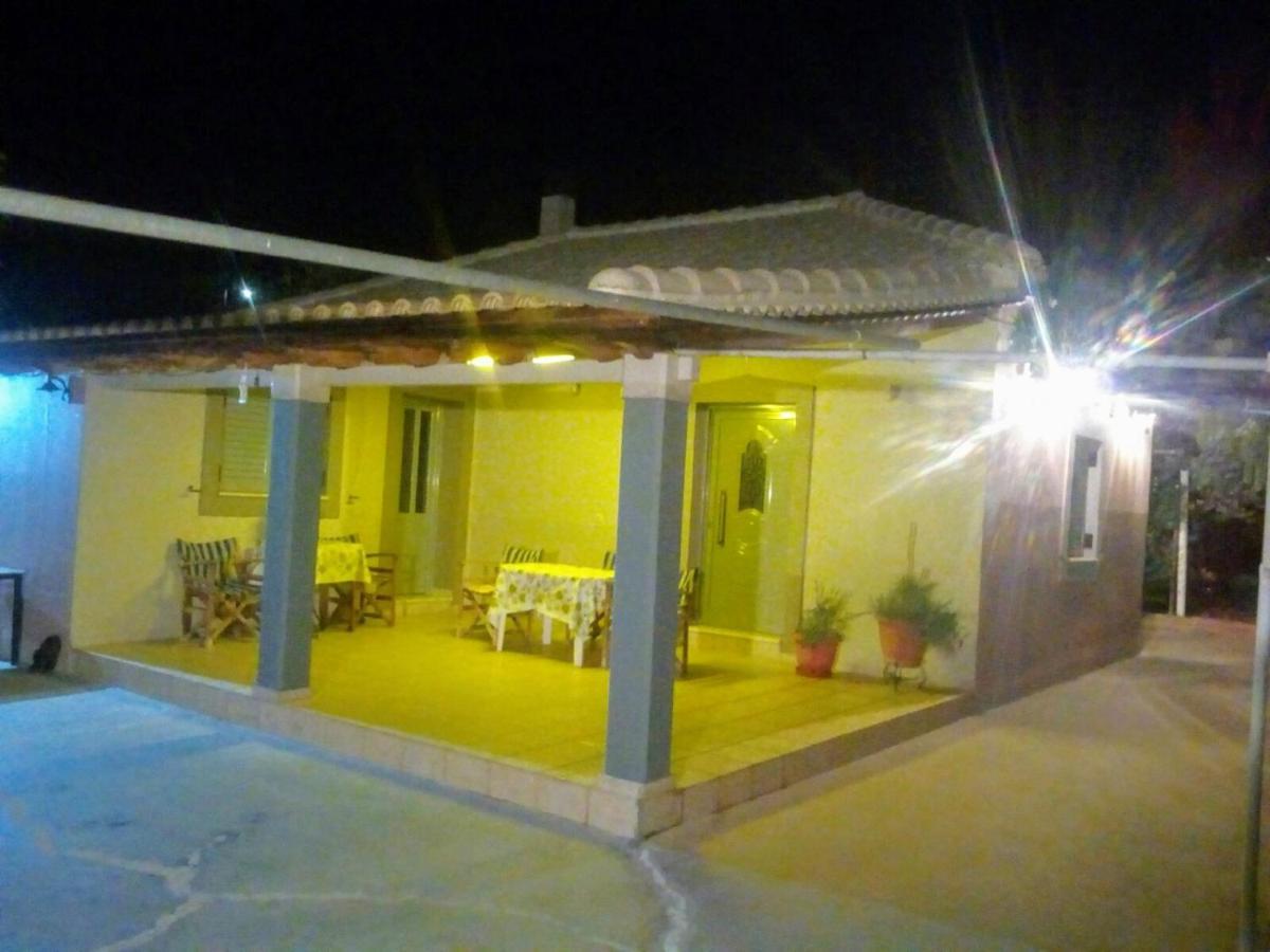 Ozena Countryside Apartment Vromonerion Exterior photo